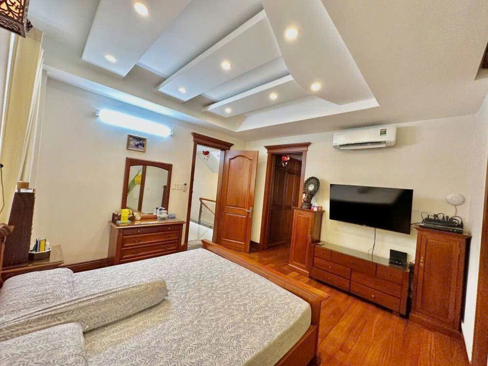 Bán Nhà Mặt Tiền Đường Số 33, An Phú, Quận 2, 200m², Hầm 2 Lầu, Sổ Hồng
